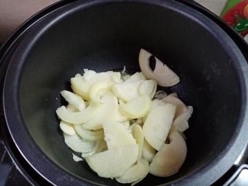 Obiad na ruchliwej mama: smażona wieprzowina z cebulą i musztardą w multivarka