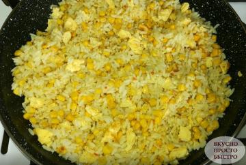 Byłam gotowany ryż? Przygotuj dekorować z jajkiem i kukurydzą. Proste i smaczne