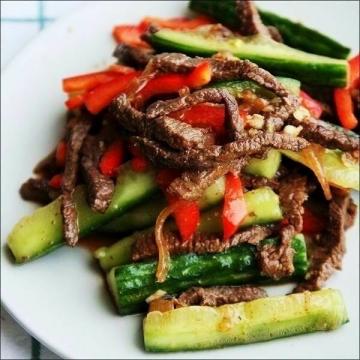 Koreański przystawka mięsa, ogórek i papryka
