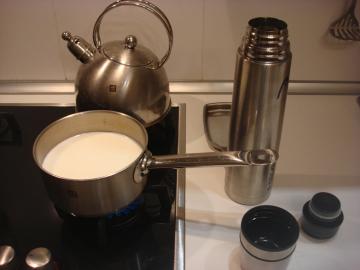 2 proste do przygotowania gorącego mleka. Teraz domowe odpadki proste!