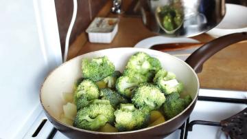Zupa serowa z brokułami. Przepis na leniwe