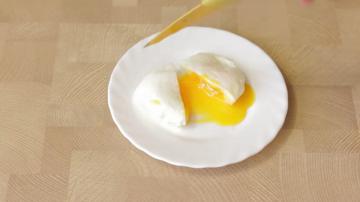 Idealny śniadanie przez 5 minut. Jak szybko i łatwo ugotować jajko sadzone